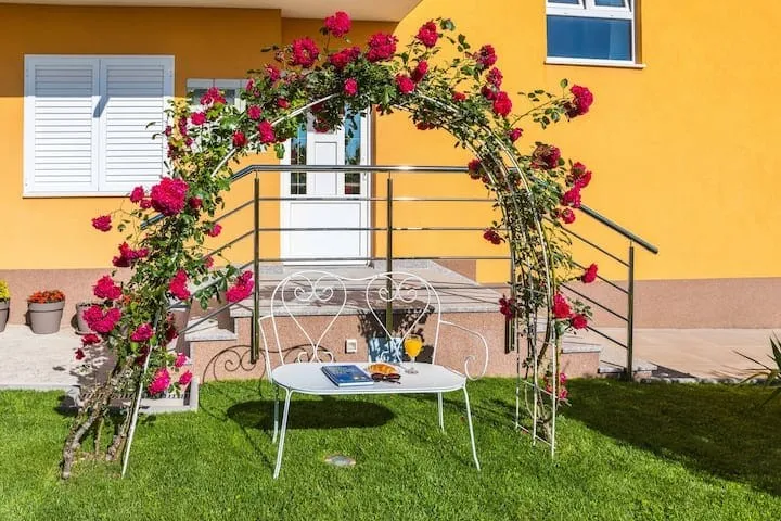 šarmantna villa s bazenom s pogledom na more, kaštel lukšić - slika 14