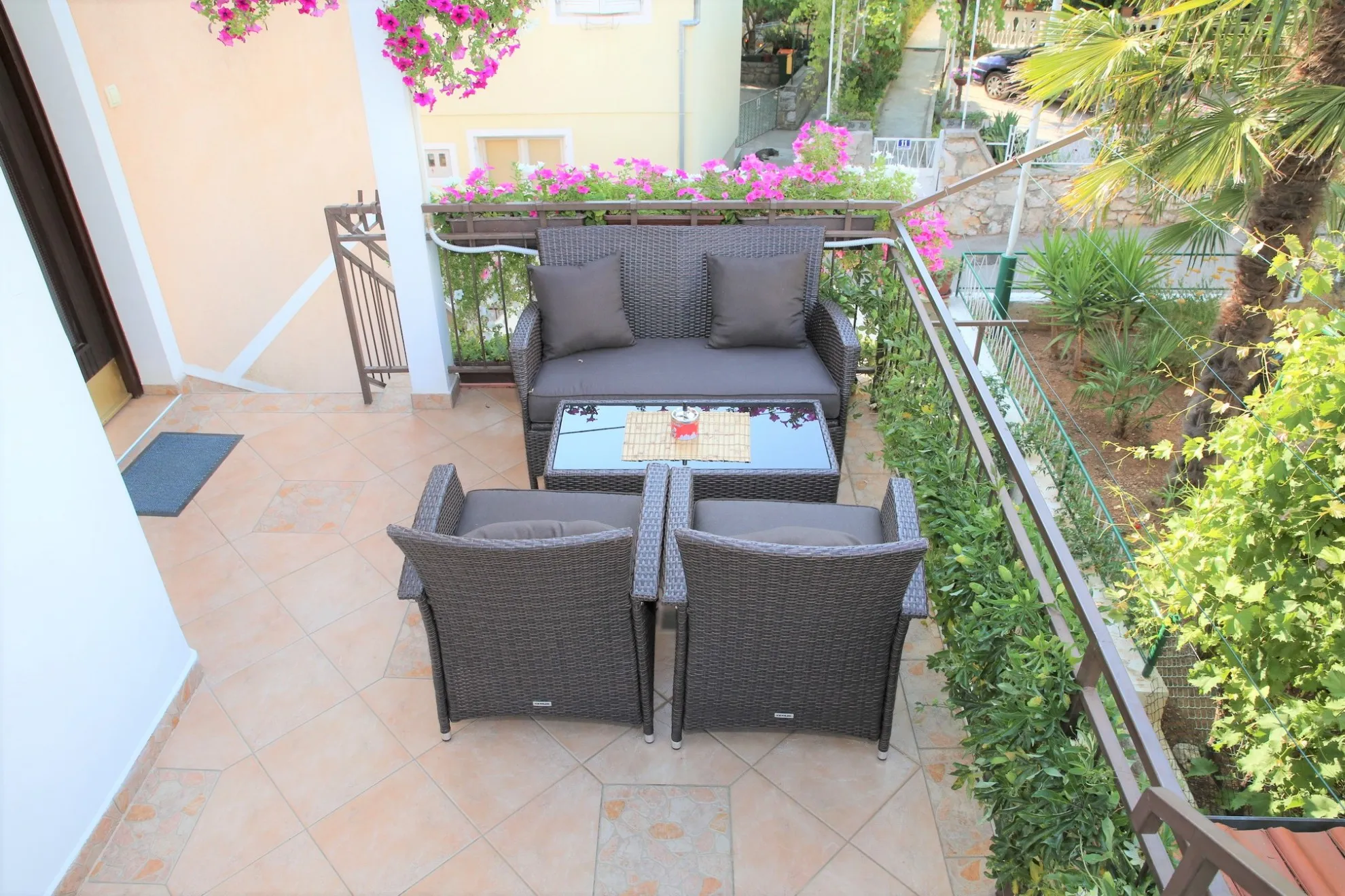 kuća u centru vodica s 5 apartmana i dvorištem 263.00 m2 - slika 3