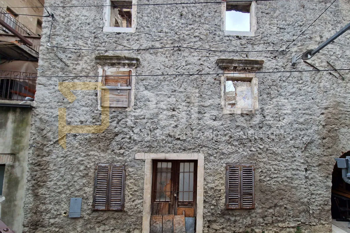 kamena zgrada 450 m² u centru senja, 100 m od mora - slika 8