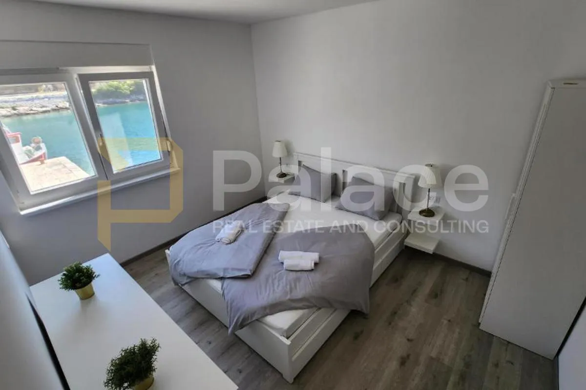 moderno opremljena apartmanska kuća, 1. red do mora, selca - slika 20