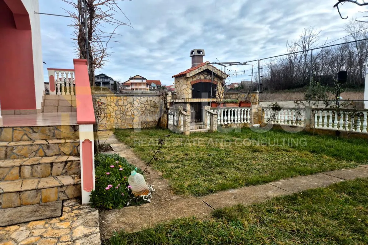 privlaka : samostojeća kuća 400m od mora - slika 2