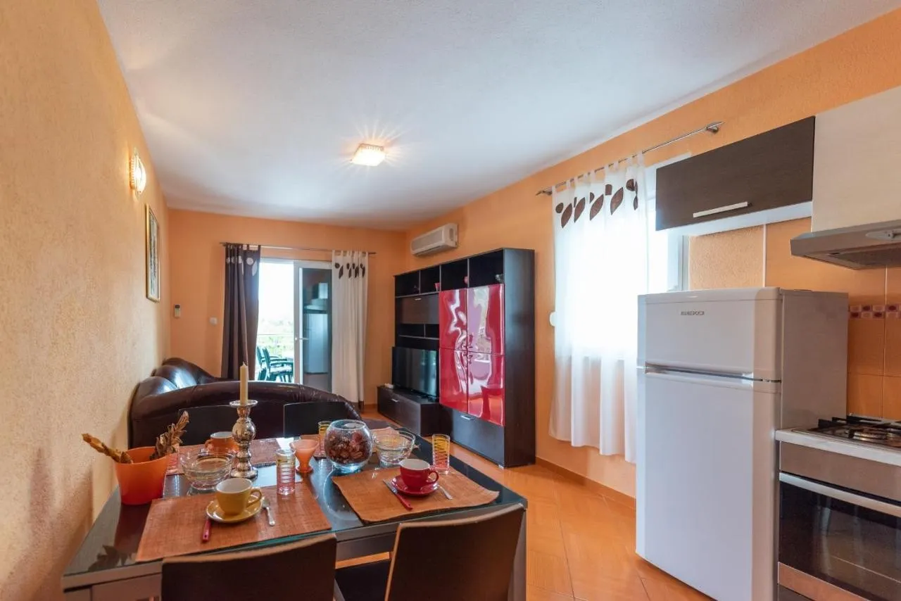 predivna vila s apartmanima i s bazenom, vinišće - slika 14