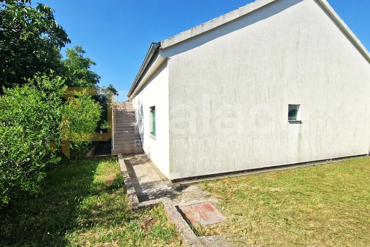 uređena prizemnica s velikim dvorištem, čista mala-vodice 120 m2 - slika 2