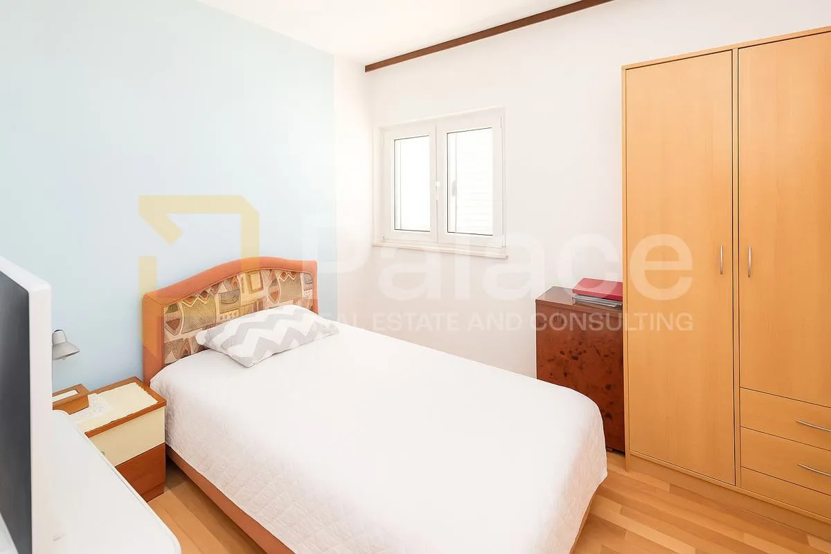 stan 85 m², loggia i vrt, samo 150 m od plaže – kaštel stari - slika 4