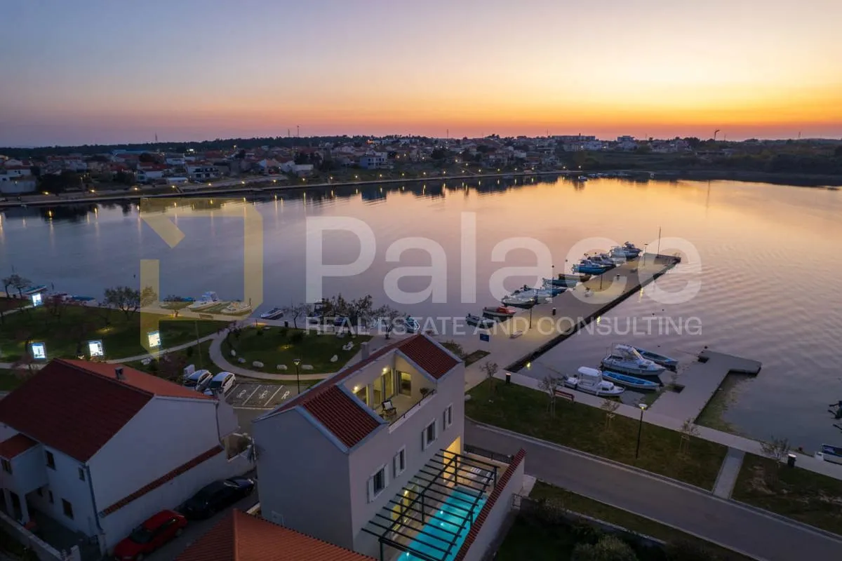 luksuzna vila u centru nina – prvi red do mora - slika 3