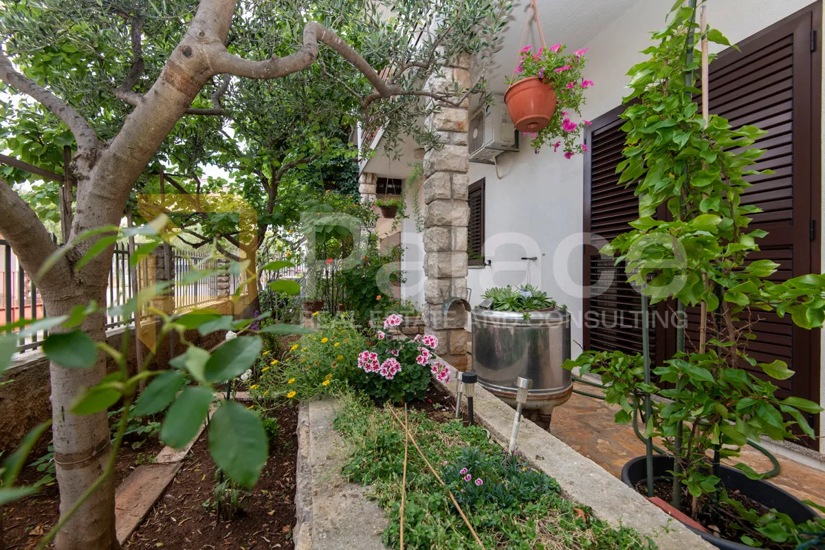kuća s četiri stambene jedinice 325m2 - vodice - slika 4