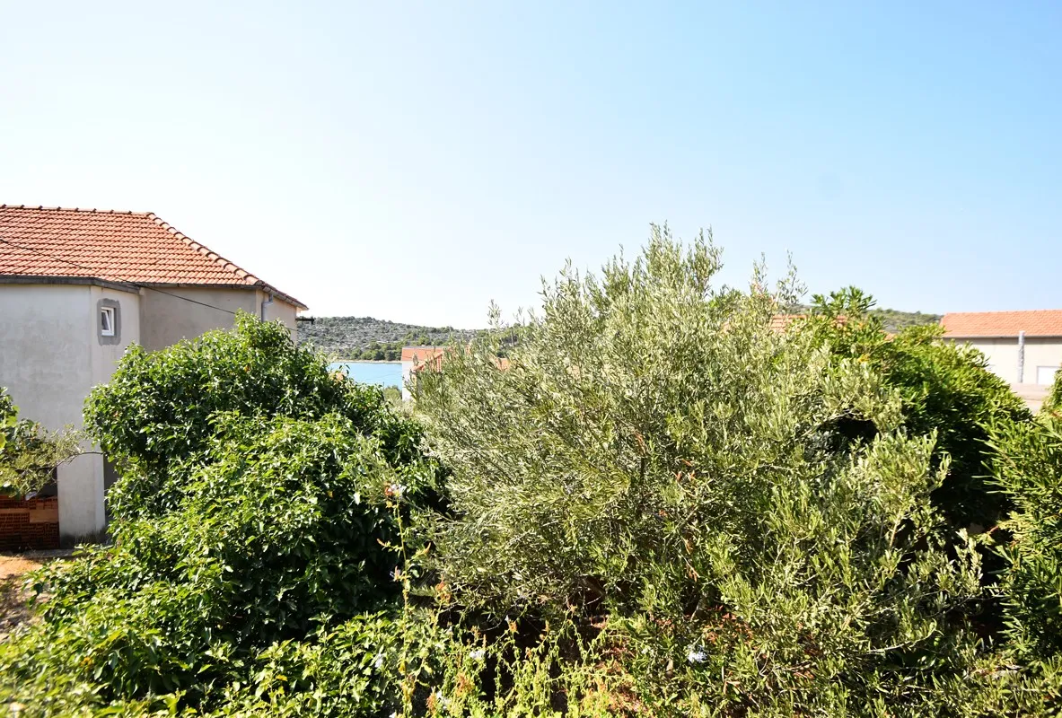kuća na otoku s velikom terasom - slika 7