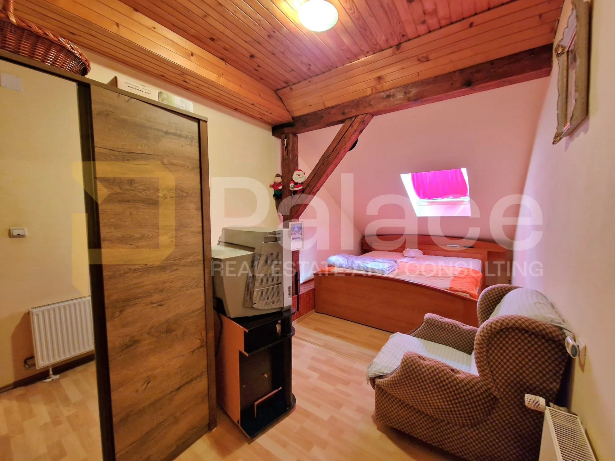 dvorišni stan s garažom i dodatnim stambenim prostorom, 150m2, centar - slika 15