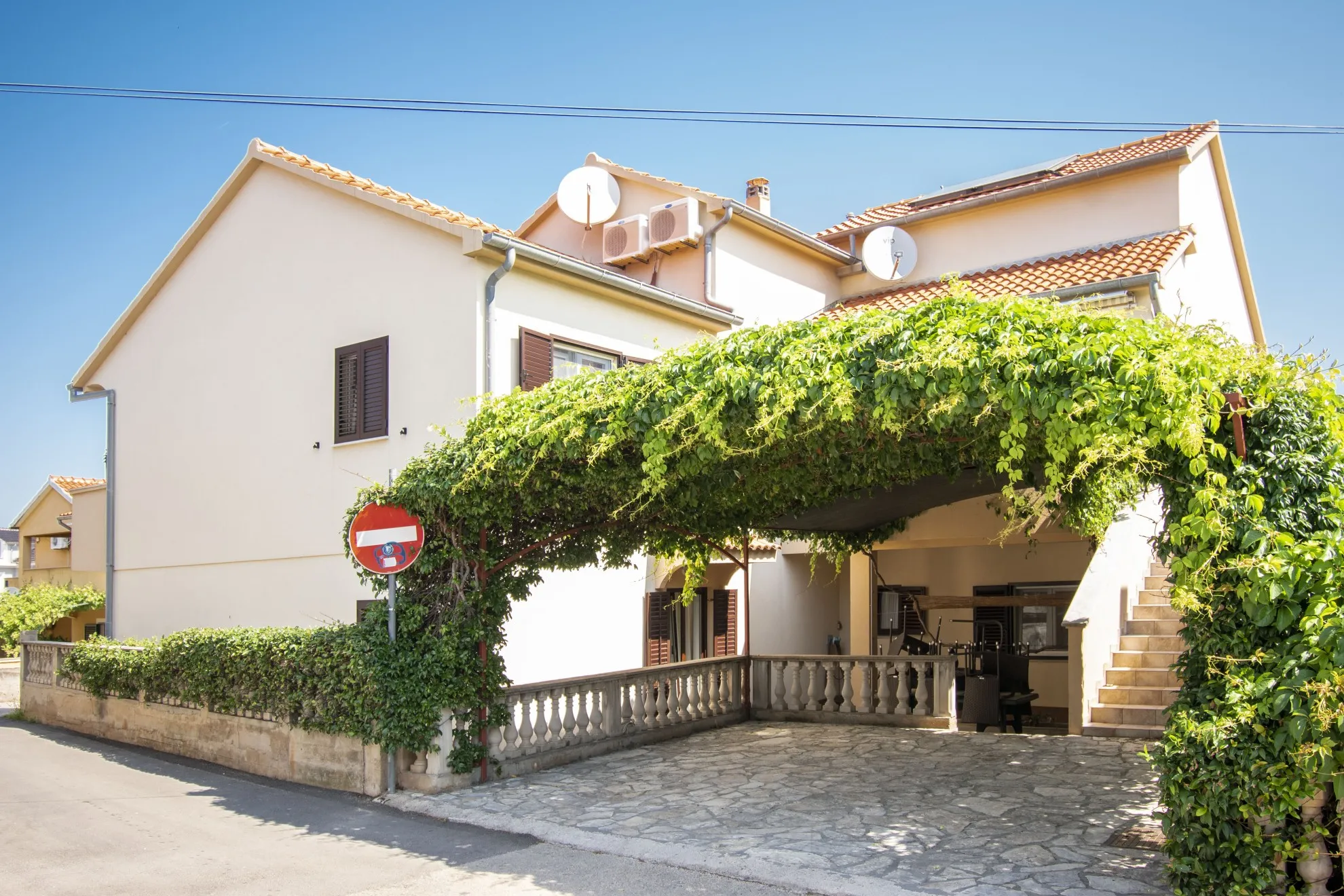 uređena samostojeća kuća s 4 apartmana i dvorištem, murter, 275 m2 - slika 14