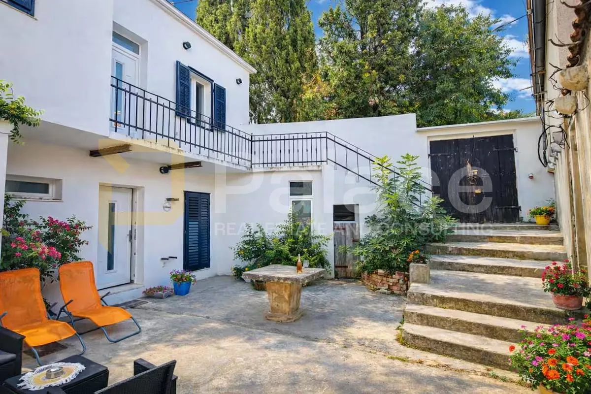 šibenik, varoš: potpuno namještena kuća s dva stana u centru grada - slika 1