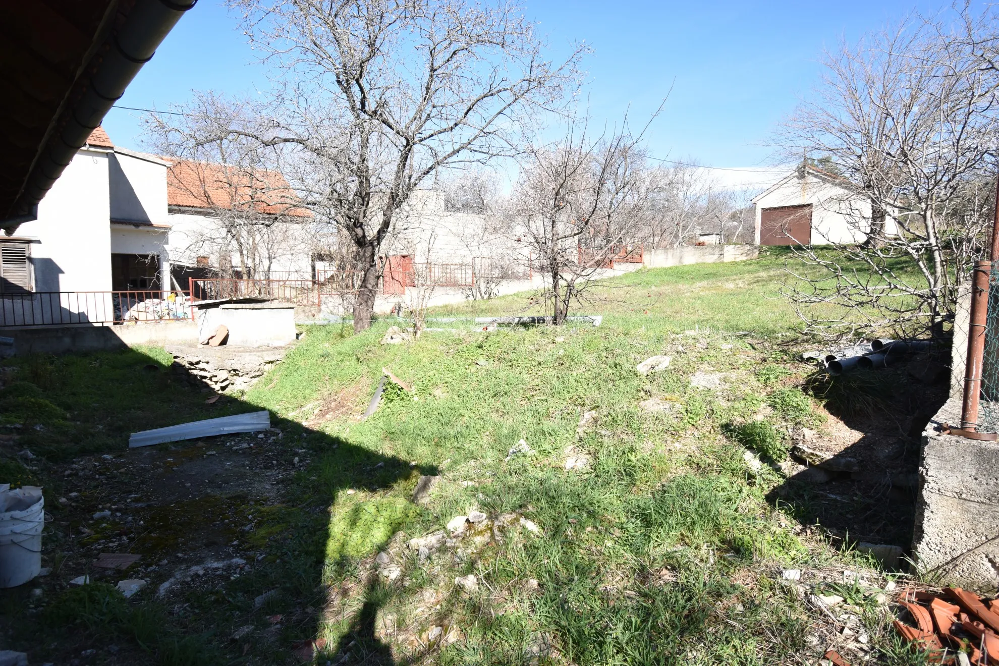 uređena kamena prizemnica s velikom okućnicom, skradin-vaćani - slika 17