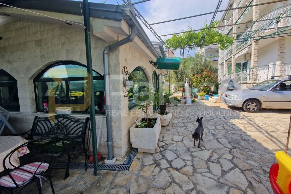 seget vranjica, prekrasna apartmanska kuća - slika 11
