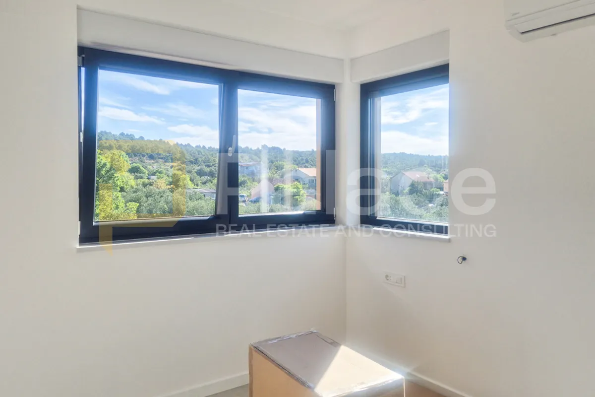 novogradnja duplex trosobni s dvorištem blizu mora, tisno 106 m2 - slika 7