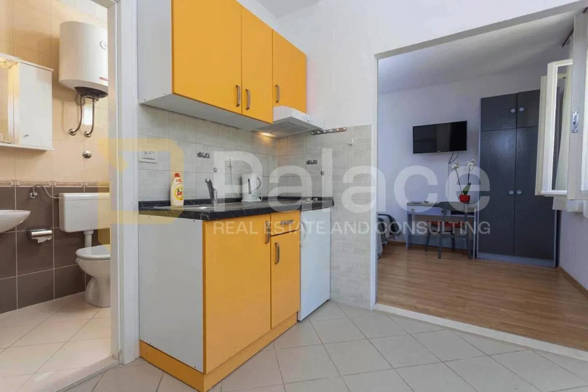 *prekrasna kuća s apartmanima, tučepi* - slika 13