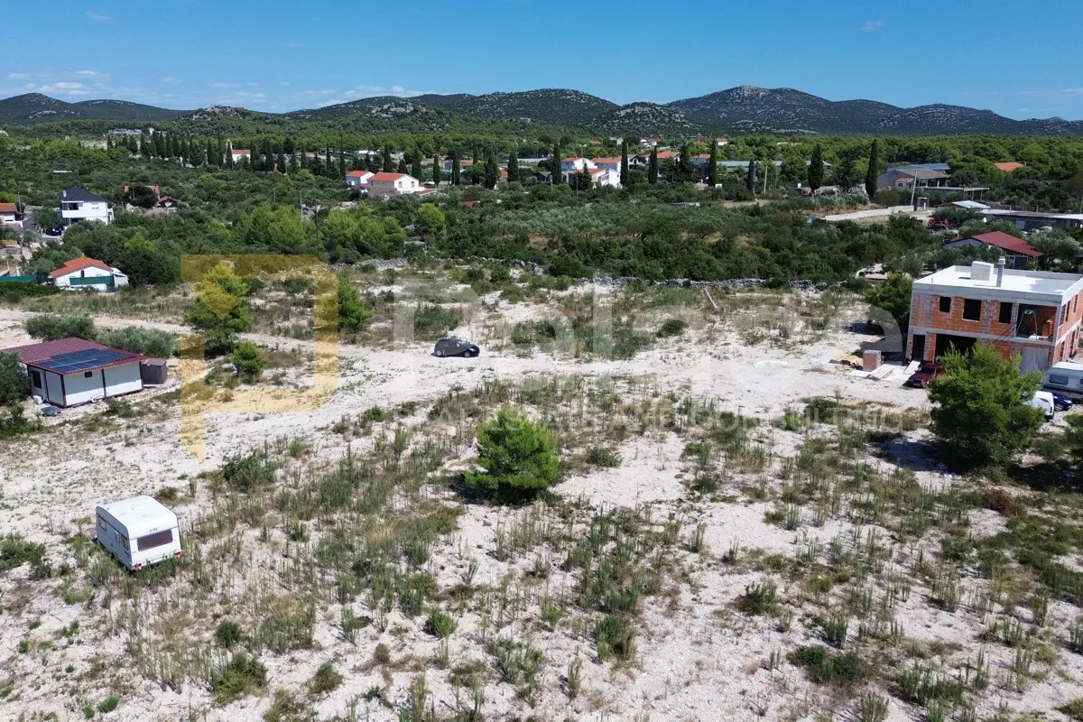 pirovac: građevinsko zemljište 670m2 - slika 2