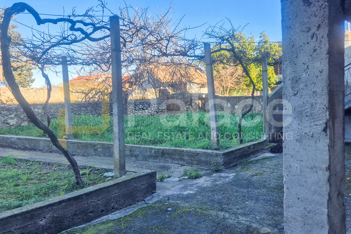 obiteljska kuća s velikom okućnicom, skradin bićine 131 m2 - slika 6