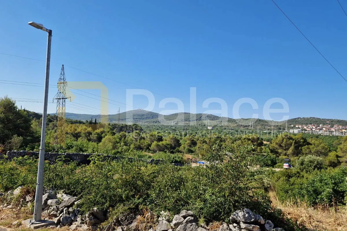 građevinski teren idealne površine uz 2 pristupna puta, bilice 1129m2 - slika 2
