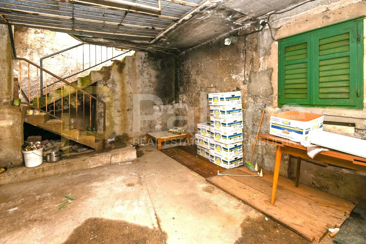 kamena kuća za renovaciju s poslovnim prostorom i parkingom, 120 m2 - slika 13