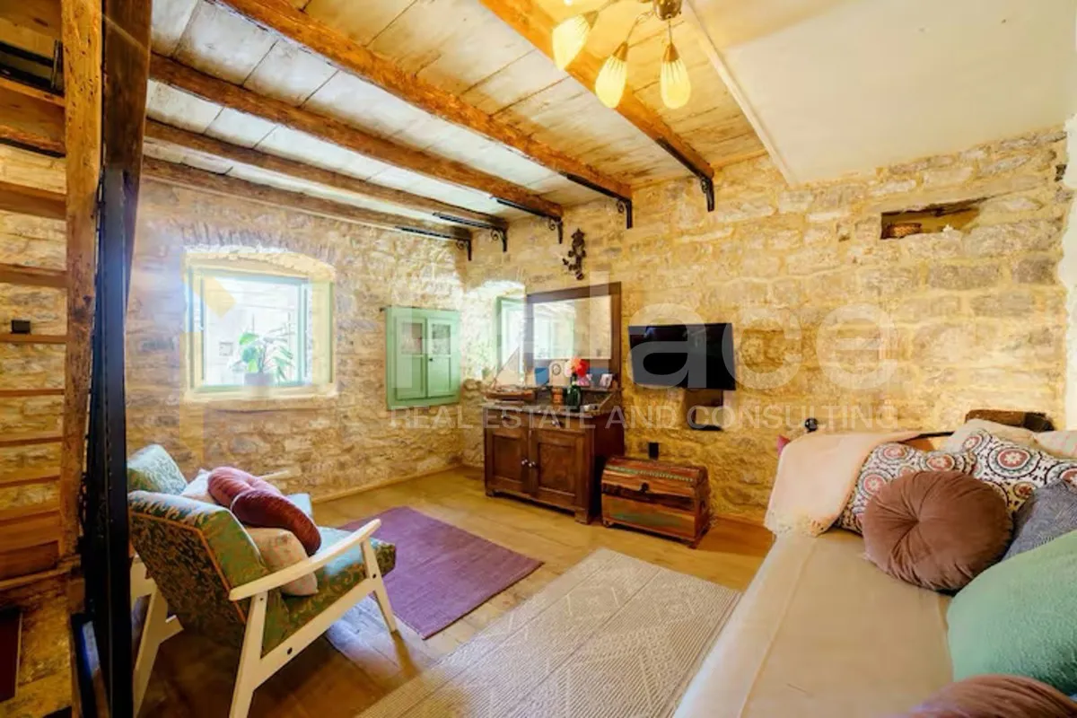 kamena kuća u srcu kaštel sućurca 50m od mora, kompletno renovirana - slika 9