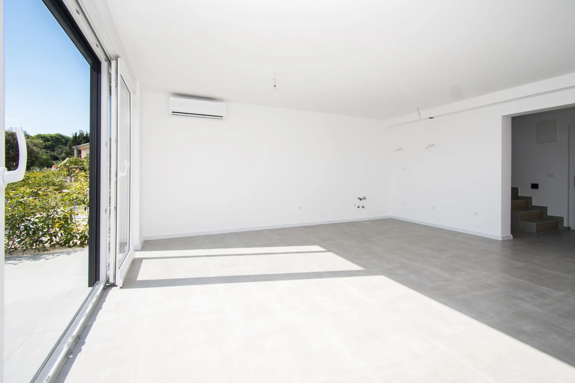 luksuzni dvoetažni stan s krovnom terasom, pogled na more,tisno,120 m2 - slika 15