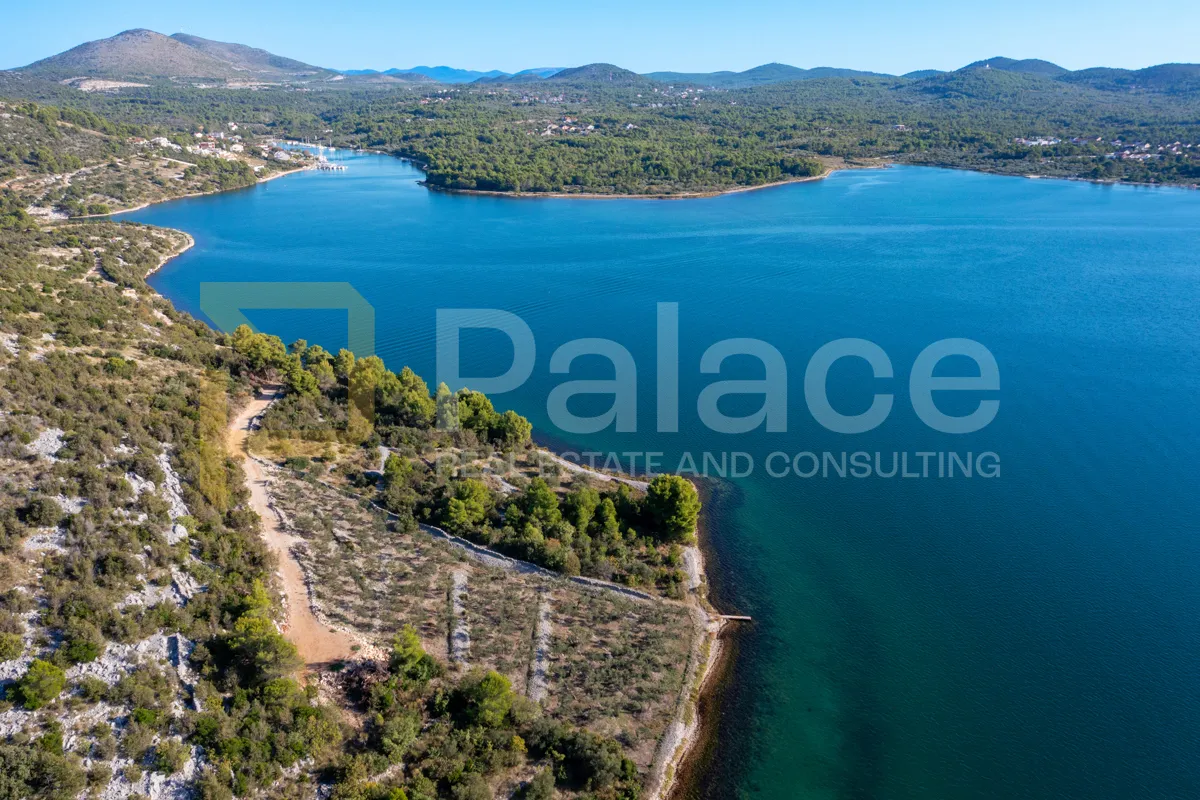 Bilice, Vrulje: Poljoprivredno zemljište u prvom redu do mora 4050m2 - Stubalj, Bilice