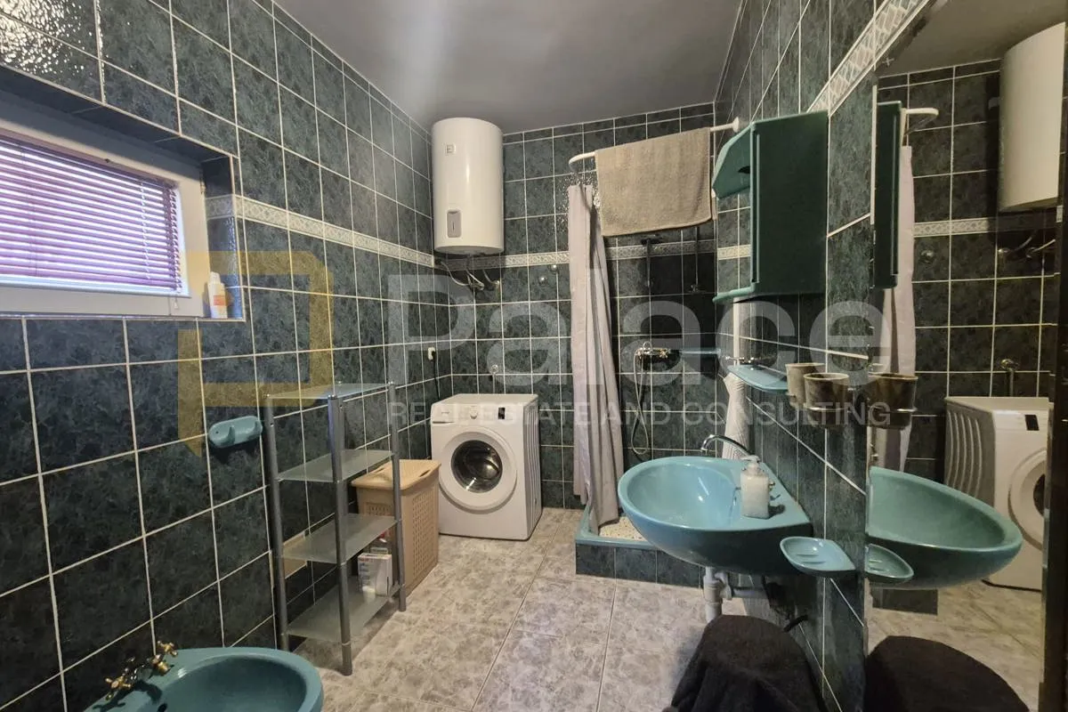 kuća s tri apartmana 80 m od mora! - slika 4