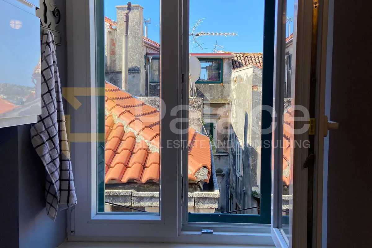 stan u centru šibenika sa pogledom na more - slika 8