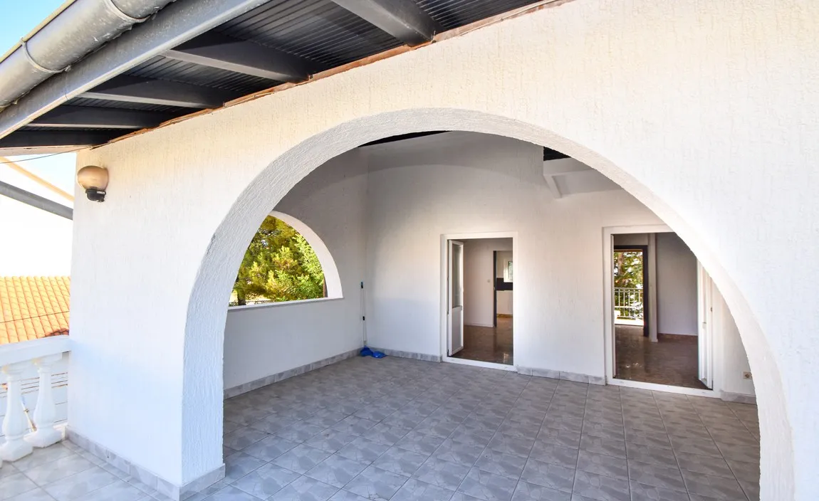 top lokacija: kuća blizu mora s 5 apartmana i dvorištem, srima 320 m2 - slika 25