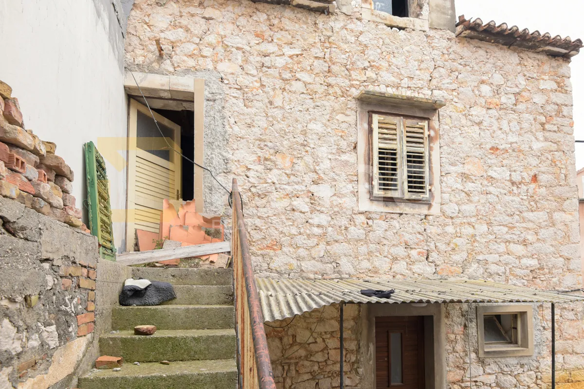 kamena kuća za renovaciju s poslovnim prostorom i parkingom, 120 m2 - slika 2