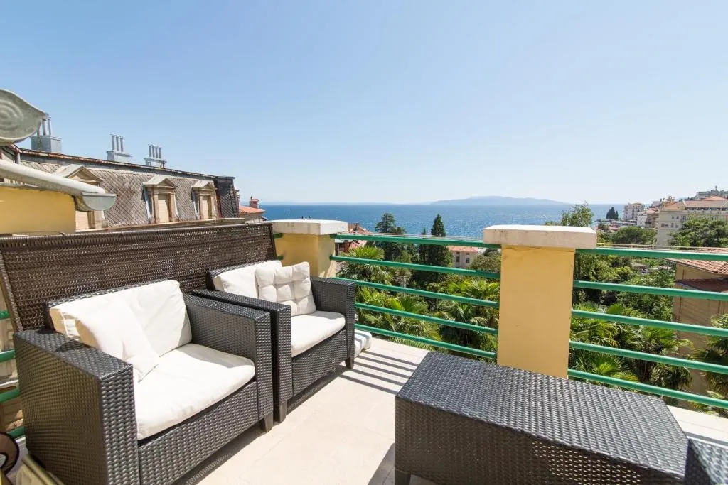 dvoetažni stan u urbanoj vili u centru grada, 200m od mora, opatija - slika 15