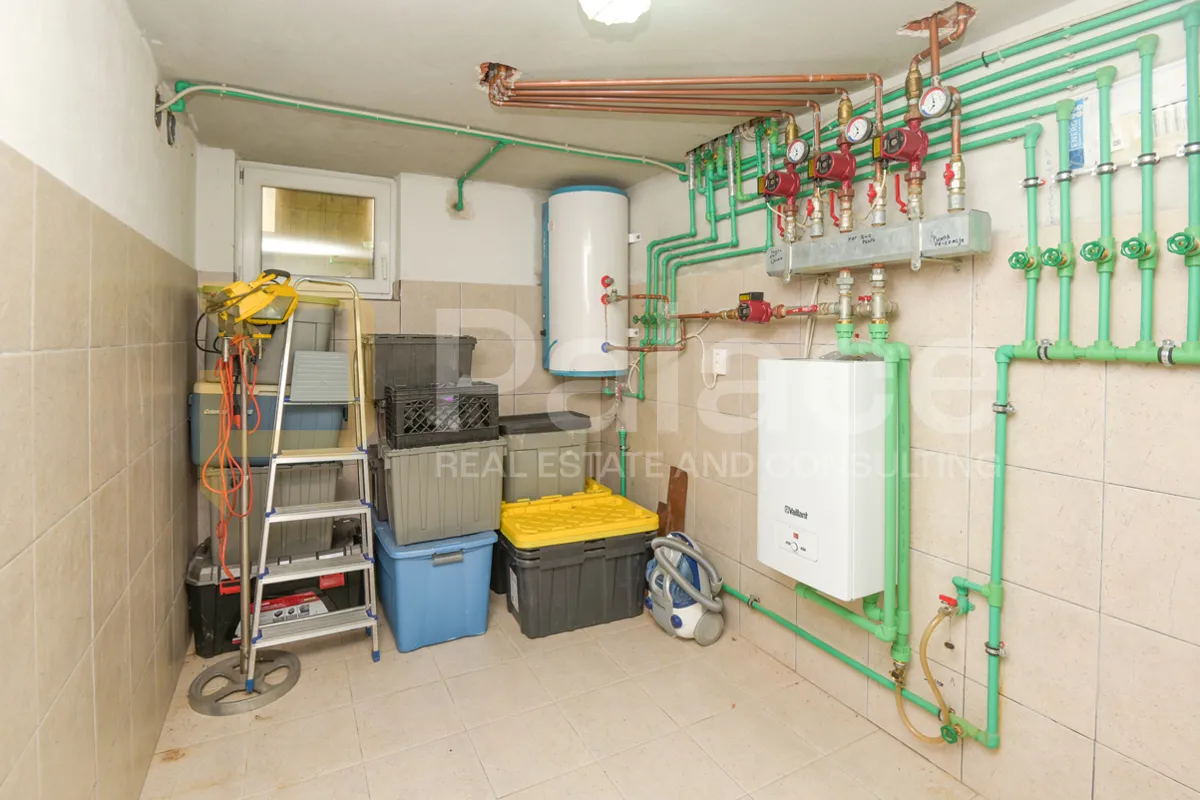 prekrasna kuća s 3 stana, pogledom i velikom okućnicom, vodice 370 m2 - slika 25