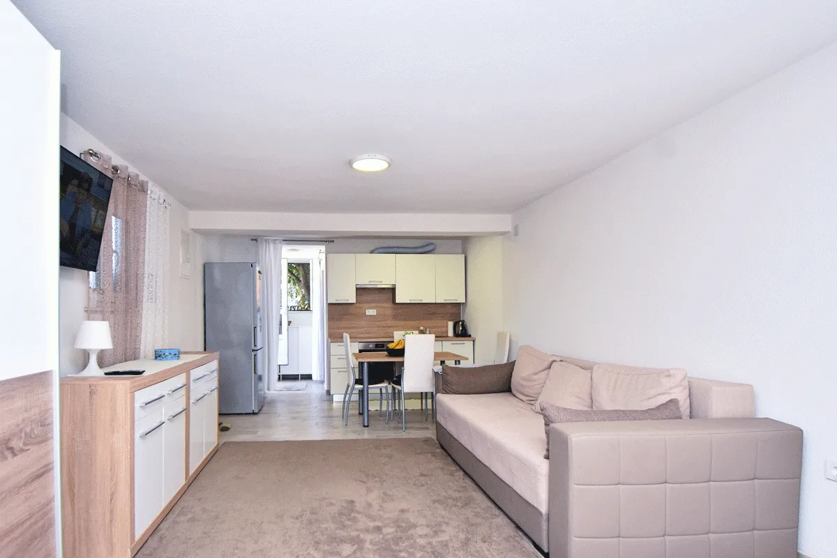 prostrani studio apartman 39m2 u primoštenu sa terasom i parkingom - slika 7