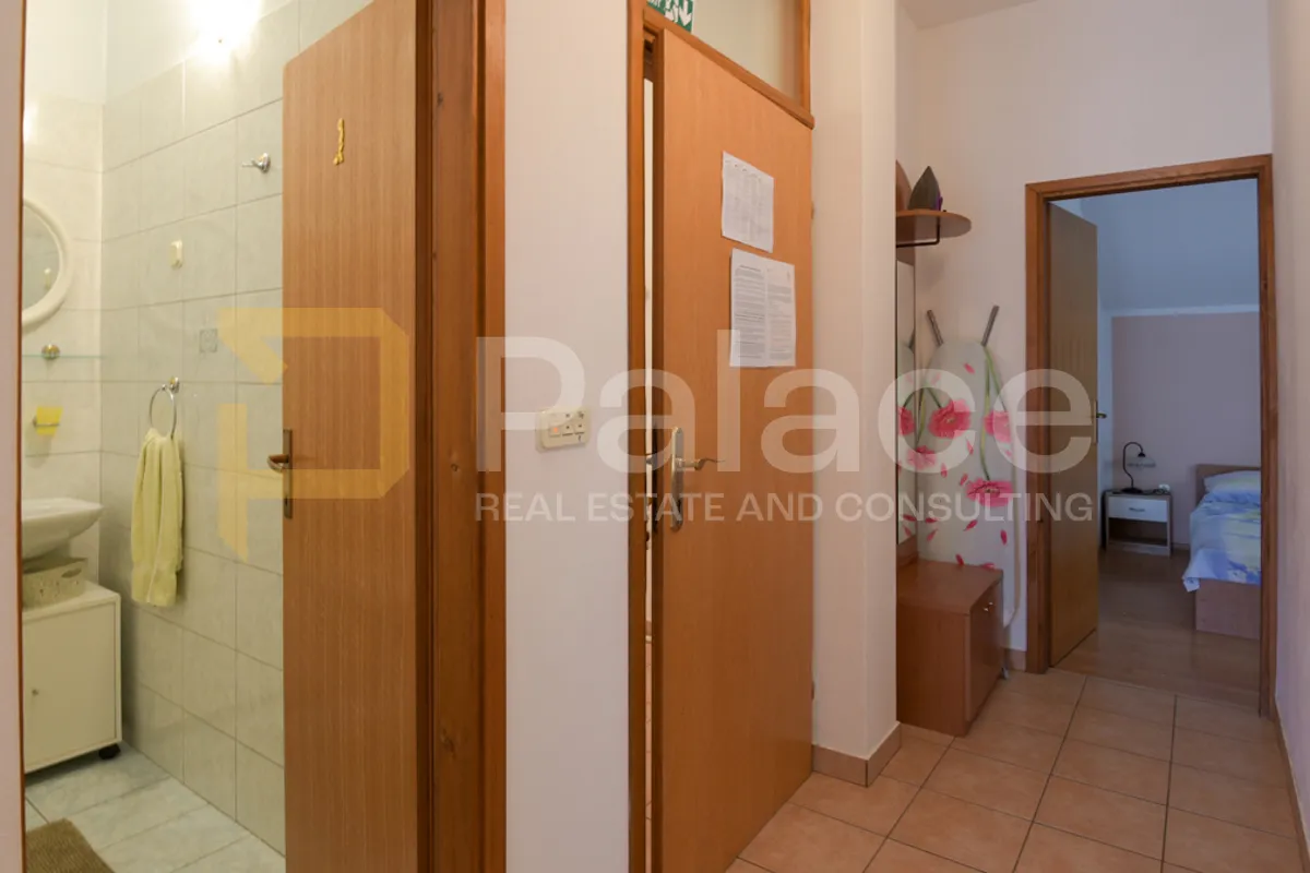 održavana kuća s apartmanima i dvorištem 500 m od mora, vodice 280 m2 - slika 28