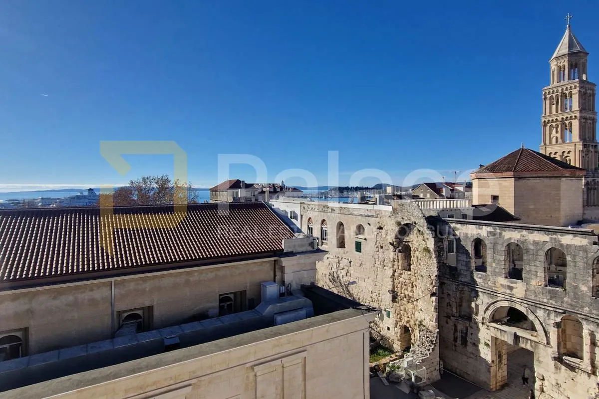 stan s veličanstvenim pogledom na rivu i dioklecijanovu palaču - slika 7