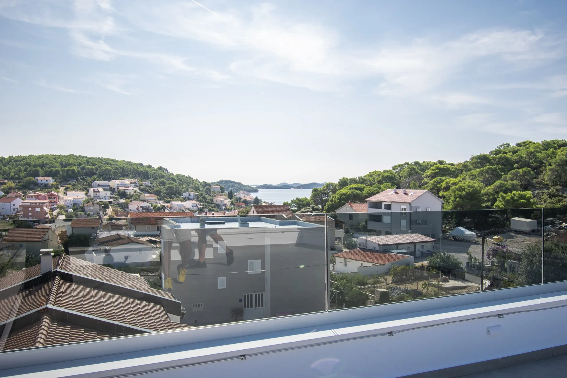 luksuzni dvoetažni stan s krovnom terasom, pogled na more,tisno,120 m2 - slika 11