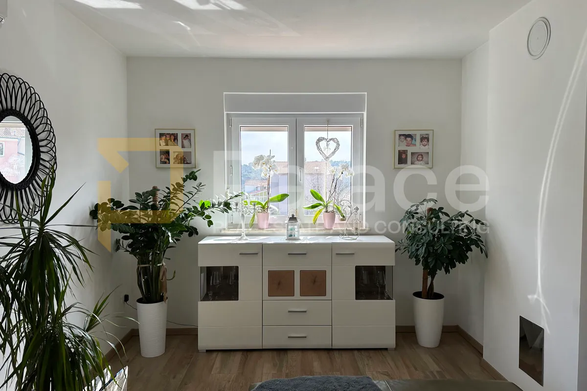 polovica zgrade - 2 stana + potencijal treće jedinice - pula - slika 4