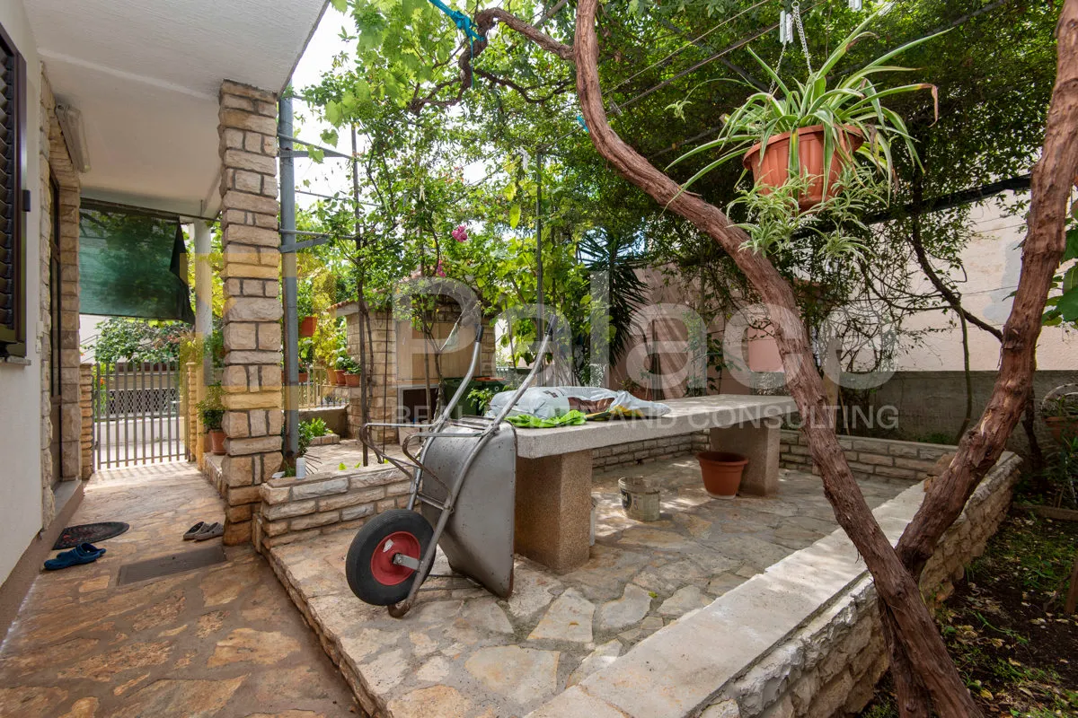 kuća s četiri stambene jedinice 325m2 - vodice - slika 3