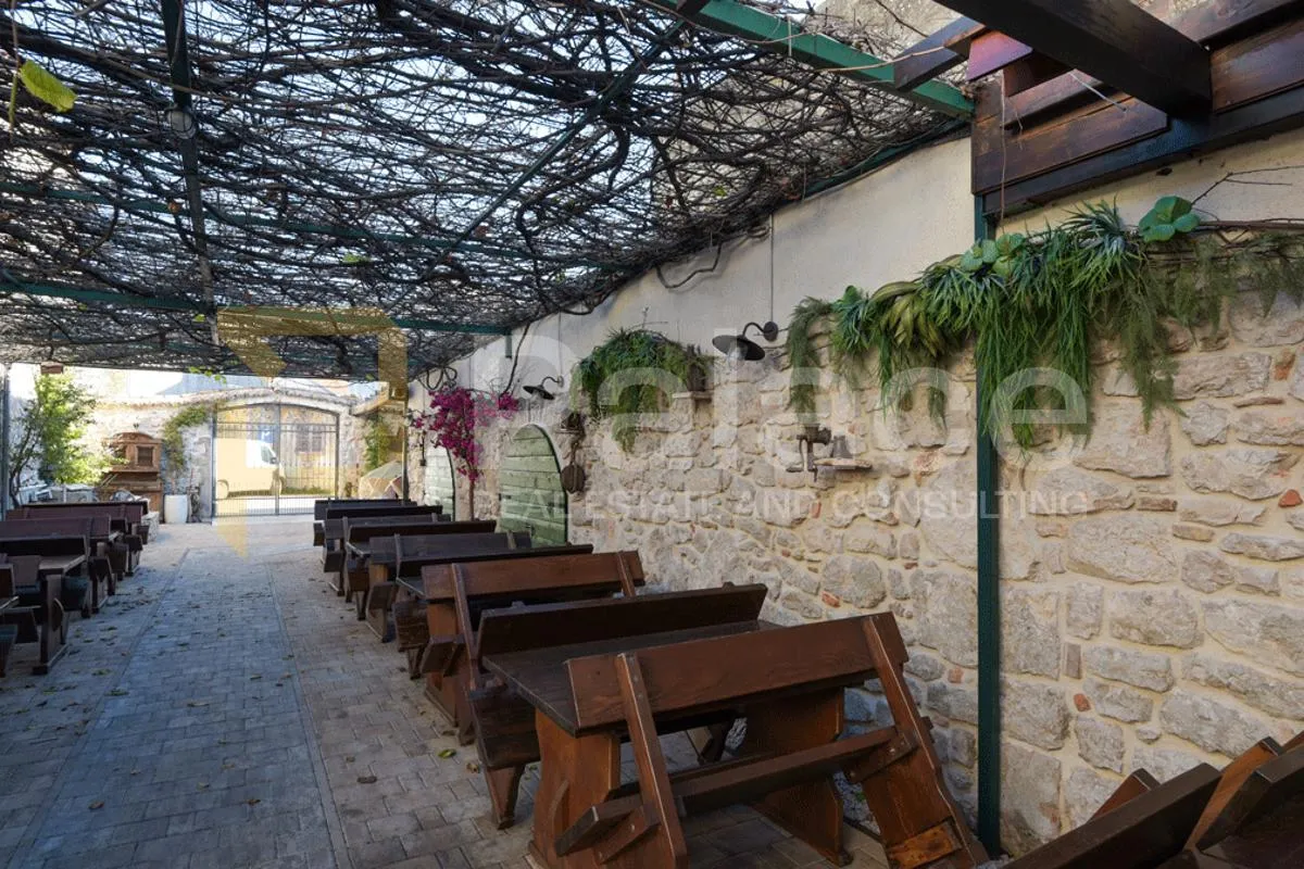 pirovac, centar: restoran s uhodanim poslovanjem i kuća, prvi red do mora - slika 12