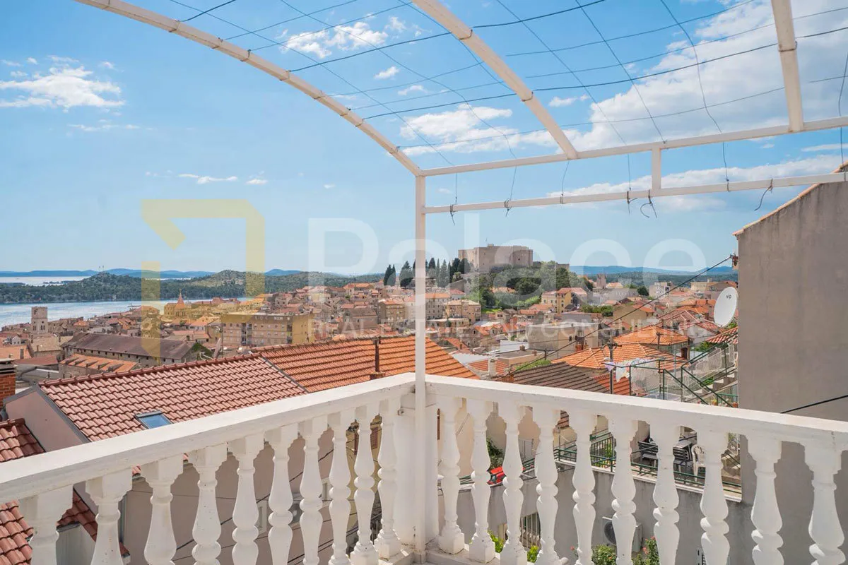 Stan s prekrasnim pogledom na grad i more, Šibenik, Varoš, 85 m2