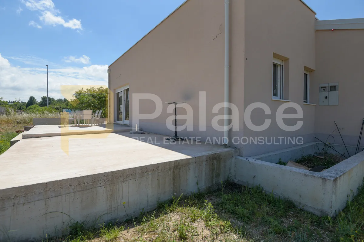 prekrasna moderna prizemnica s okućnicom u šibeniku, 196,25 m2 - slika 23