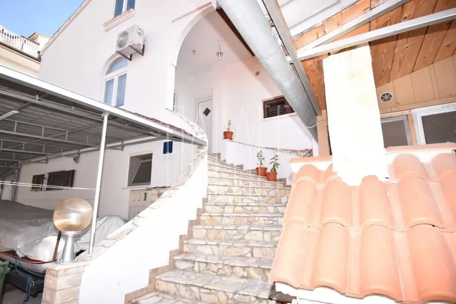 Stan na katu kuće s pogledom na more, Vodice, 89.00 m2