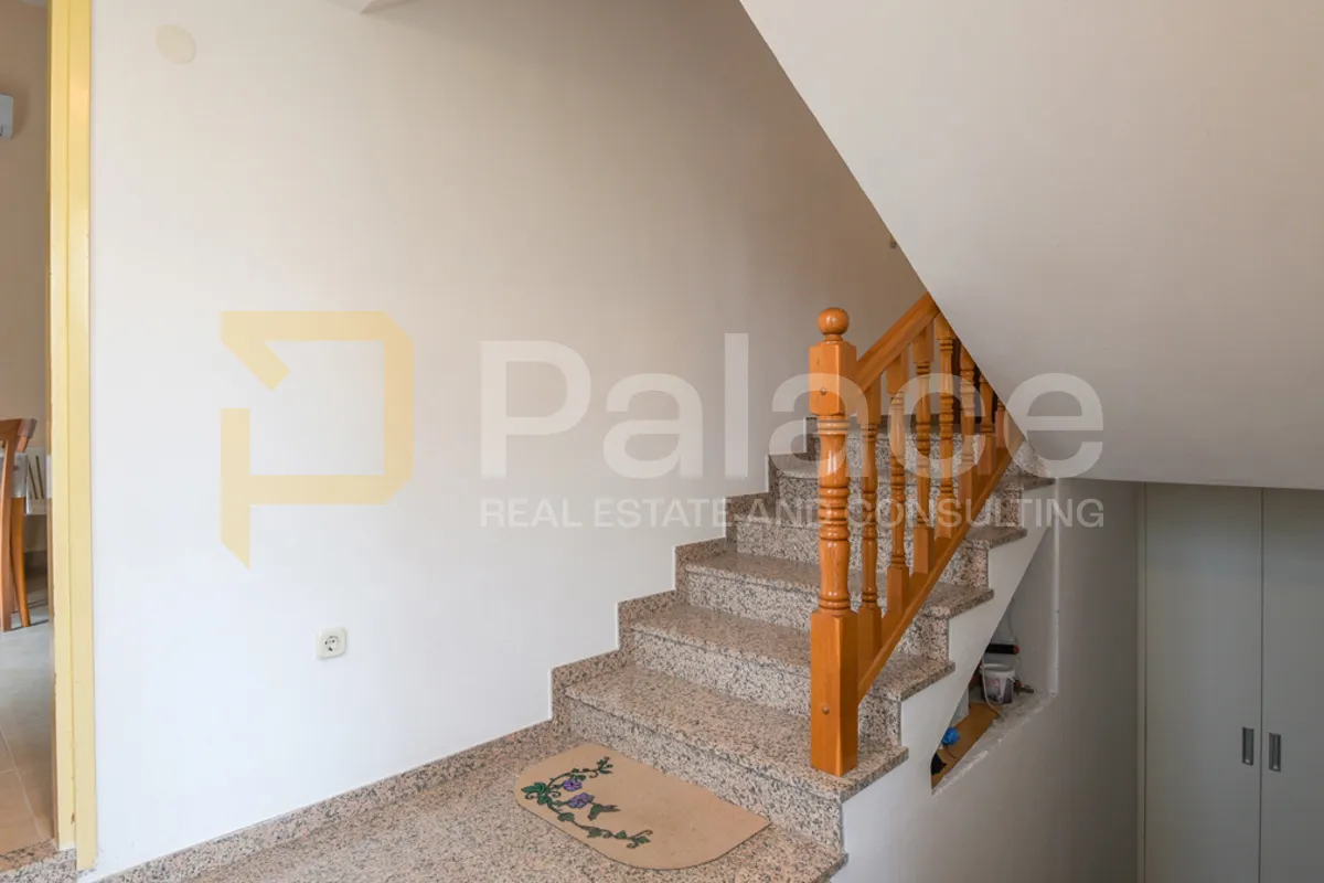 održavana kuća s apartmanima i dvorištem 500 m od mora, vodice 280 m2 - slika 5