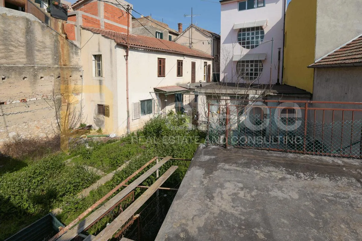 šibenik, centar: dvije kuće s pomoćnim objektom velikog potencijala - slika 13