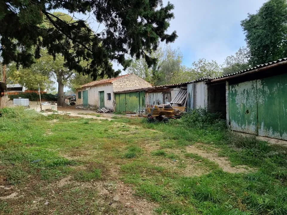 zemljište 933m2 sa starinom, priključak za struju i vodu, valtura - slika 5