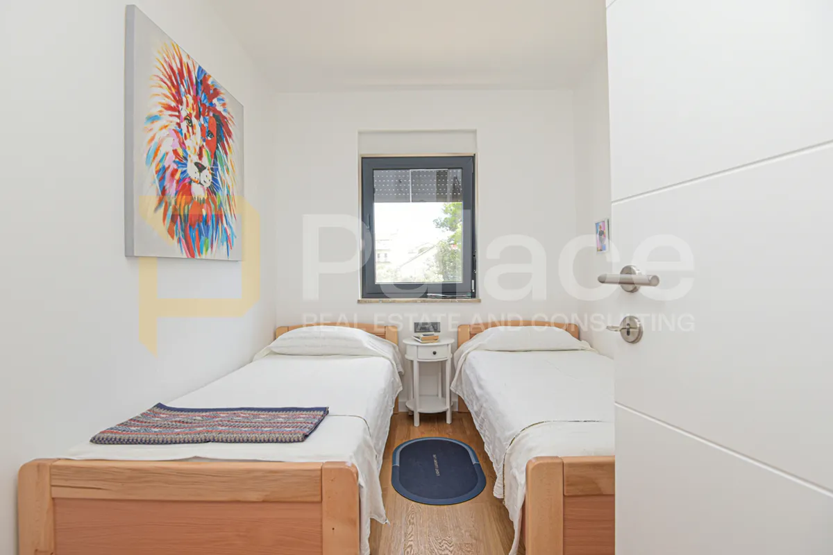 prekrasan dvosoban stan s pogledom na more i vrtom 73 m2, brodarica - slika 12