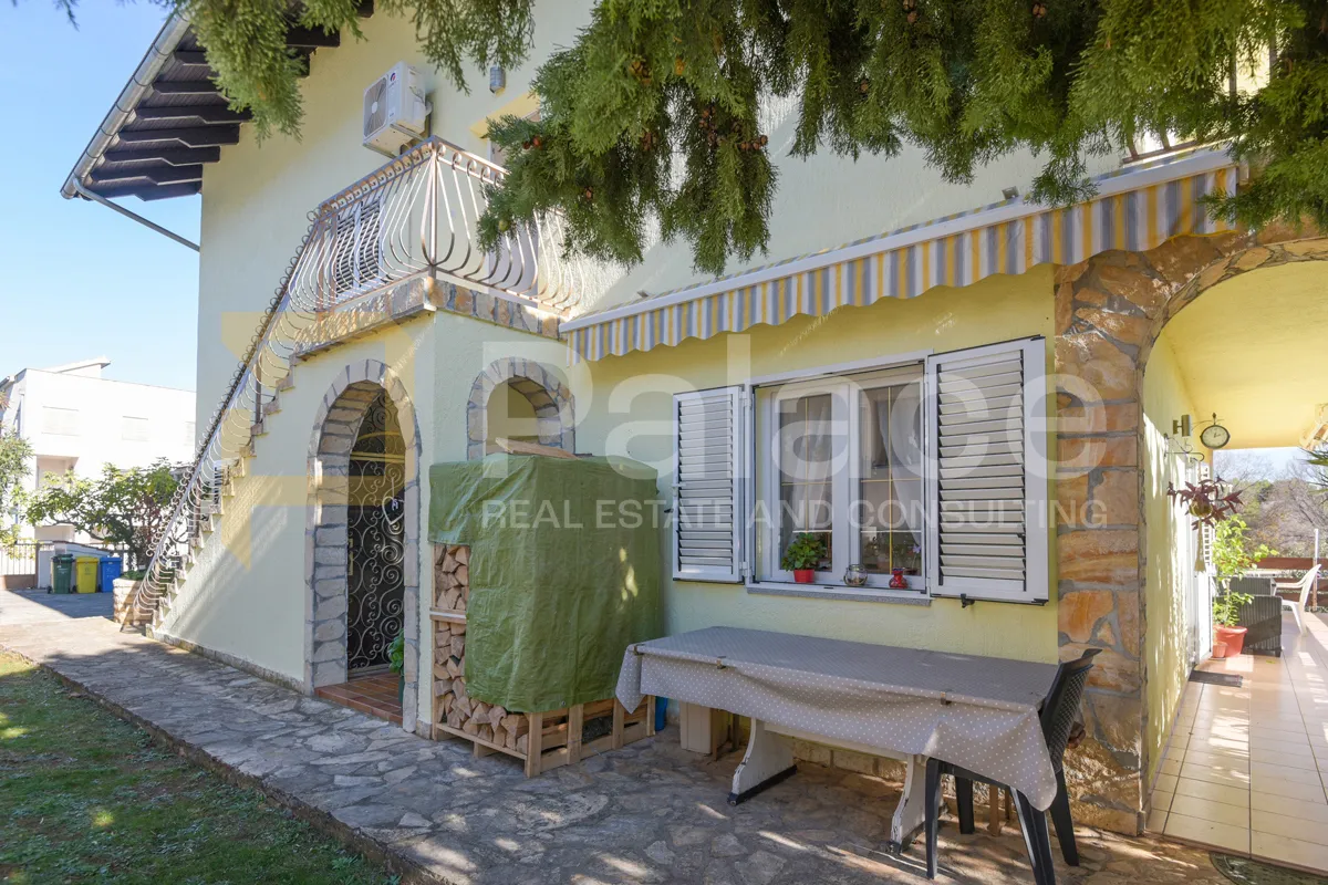 Obiteljska kuća prvi red do mora s 3 stana i dvorištem, Raslina 300 m2 - Raslina, Šibenik