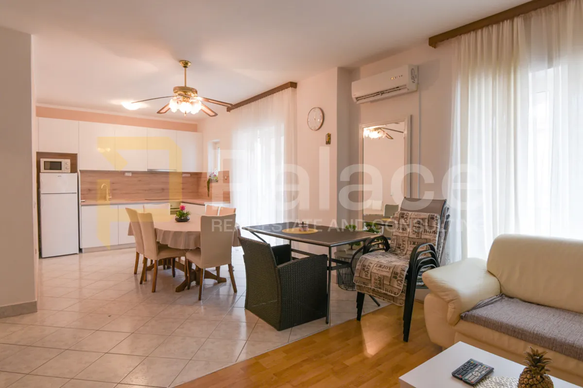 održavana kuća s apartmanima i dvorištem 500 m od mora, vodice 280 m2 - slika 10