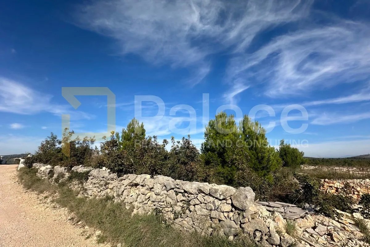 Atraktivno građevinsko zemljište uz put u Vodicama - Vodice