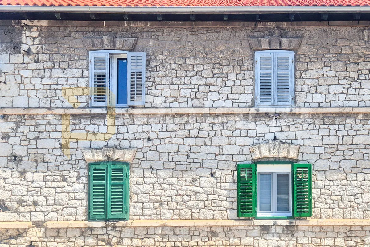 Renovirani dvoetažni stan S4 u manjoj zgradi: Šibenik-centar, 70 m2
