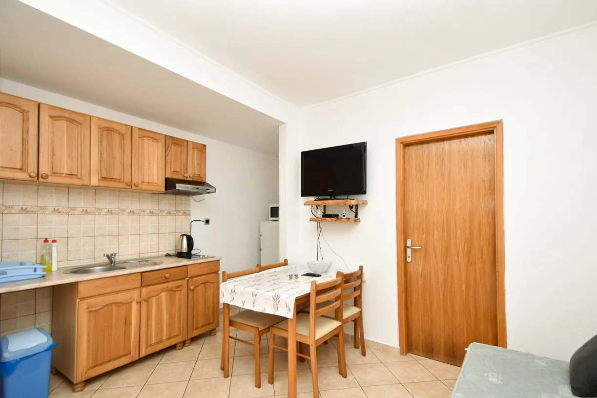 stan u kući na obali sa tri uhodana apartmana - tribunj - slika 11